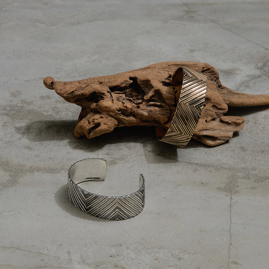 【LIMITED NUMBER】Vintage Like ブレスレット ニッケルフリー メタル V字 ライン テクスチャー ワイド ハーフバングル