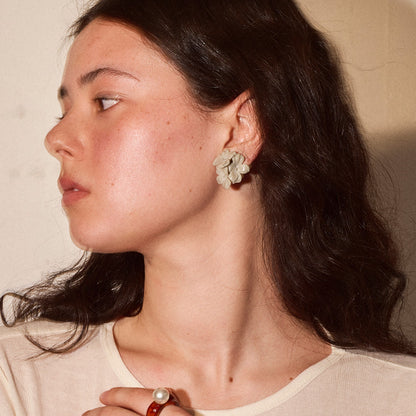 【LIMITED NUMBER/リミテッドナンバー】MELLOW トリプル フラワー マーブル カラー クリップイヤリング シリコンカバー付き