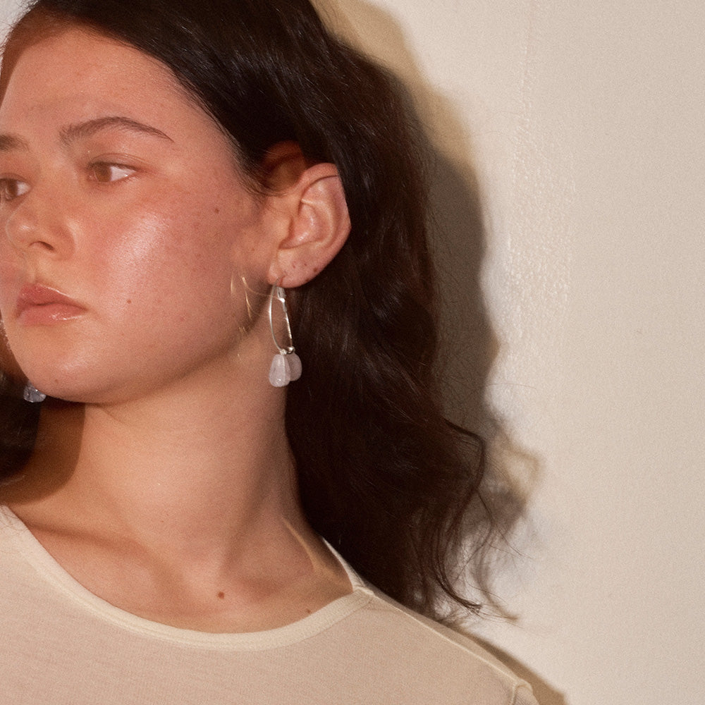 【LIMITED NUMBER/リミテッドナンバー】MELLOW ダブル クリア マーブル カラー ストーンビーズ カーブ ドロップ チタンポスト フープピアス