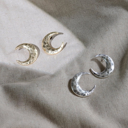 【LIMITED NUMBER/リミテッドナンバー】  MOON ピアス ニッケルフリー メタル 三日月 ハンマーワーク チタンポスト スタッドピアス