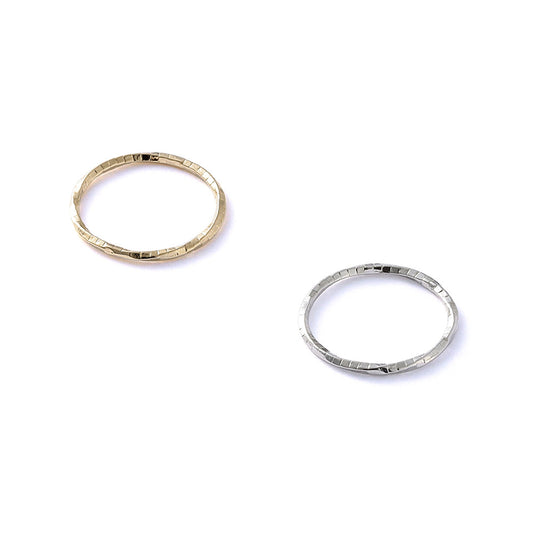 【Suu her.】リング ストライプ テクスチャー ツイスト スリム 13号 指輪 オリジナルクリアケース付き